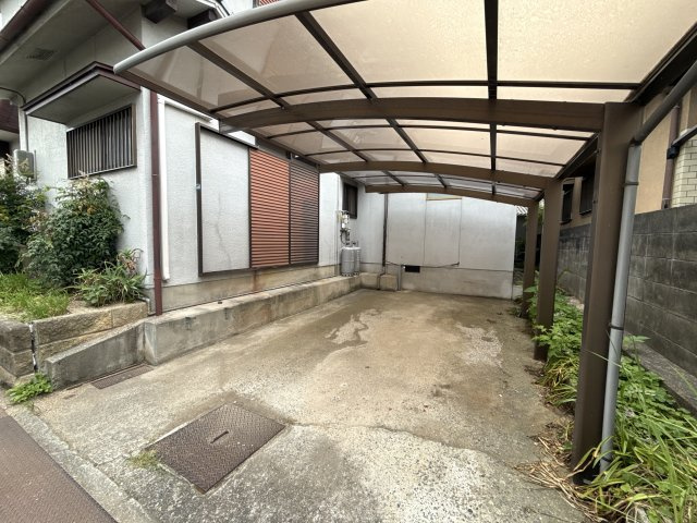 勝原区丁店舗付き戸建ての駐車場