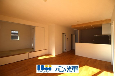 【居間・リビング】 | サンコート宇部市厚南中央５丁目（１号地） | 家族が集う開放的な自由空間。季節ごとに壁飾りや家具の配置を変えて楽しんでみるのはいかがですか。