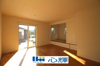 【居間・リビング】 | サンコート宇部市厚南中央５丁目（１号地） | 降り注ぐ陽光をいっぱいに浴び、メインライトと共に室内全体が明るい・開放感のあるＬＤＫ。