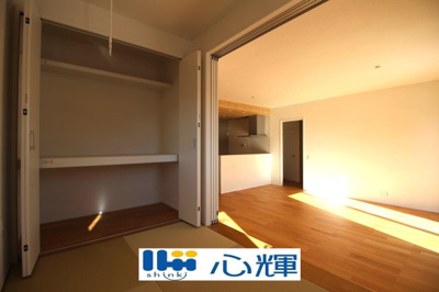 【居間・リビング】 | サンコート宇部市厚南中央５丁目（１号地） | リビングから続く和室はゲストルームとしても使用できます。


