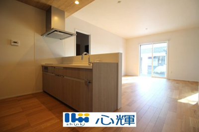 【キッチン】 | サンコート宇部市厚南中央５丁目（１号地） | ご家族との会話を楽しみながら家事が出来る対面キッチン。バックスペースは充分な広さを確保しています。