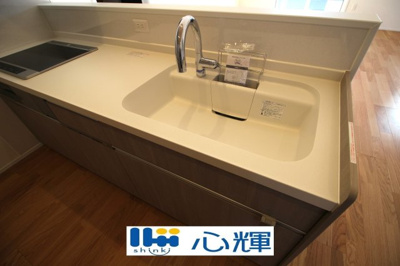 【キッチン】 | サンコート宇部市厚南中央５丁目（１号地） | 排水口のリンクをなくし、汚れが溜まりやすい溝がないので、お手入れが簡単です。
