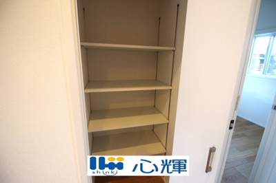 【キッチン】 | サンコート宇部市厚南中央５丁目（１号地） | キッチン横のパントリー（食品庫）です。調味料や調理雑貨の整理も楽々です♪