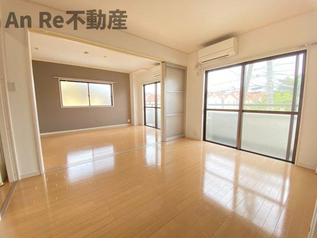 川口市戸塚東３丁目の賃貸マンションの居間・リビング