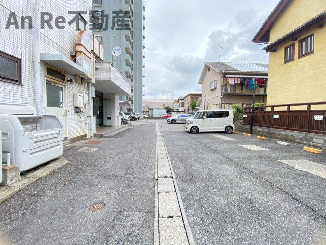 川口市戸塚東３丁目の賃貸マンションの駐車場