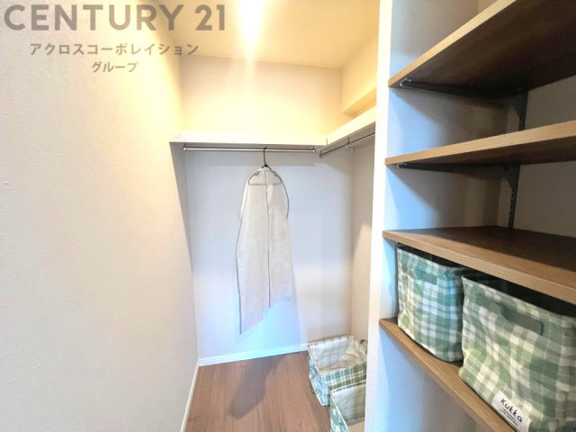 収納力が高く洋服や小物を整理しやすく、更衣室のように使え、部屋がすっきり保てます。収納の配置を自由に調整でき、換気性が良く防湿・防虫対策も可能。快適で機能的な生活空間を実現できます♪