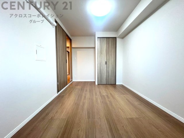 明るい色合いのフローリングとクロスを使用した洋室は家具やインテリアとも調和しやすく空間が広く感じられ開放感を生み出します。自然光を効果的に反射し、室内を明るく保つため、日中の照明使用を抑えられます。