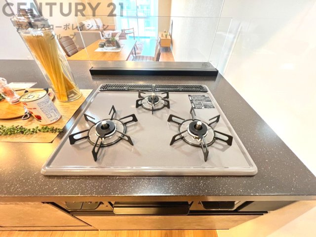 多数の調理器具を同時に使用でき、料理の効率化が可能。省エネで節約になり、様々な料理スタイルに適応できます。また、火力調整が独立しており、手入れや掃除もしやすく、今よりもっとお料理が楽しくなるかも。