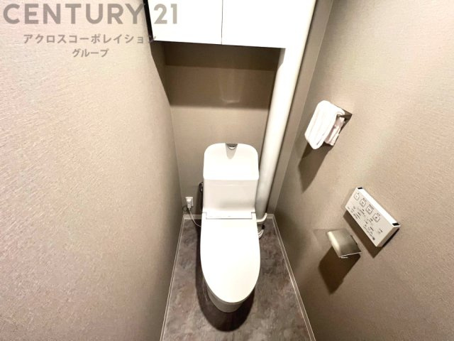温水洗浄便座付トイレは温水洗浄機能により、暖かい水でおしりを洗浄することができ、冷たい水を使う従来の便座に比べ、温水洗浄機能で暖かいトイレを提供し、快適な使用を可能にします。