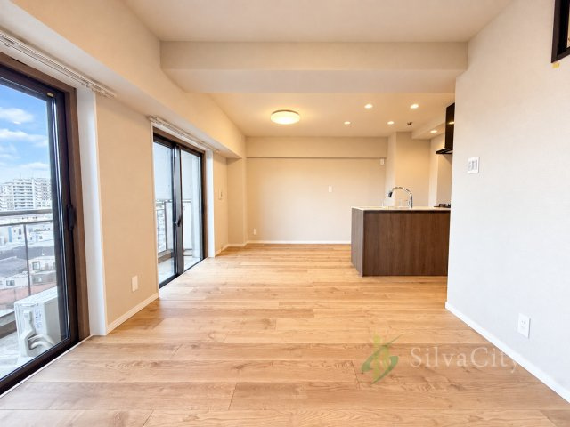 コンドミニアム池尻の居間・リビング|バルコニーに面した約13.3帖のLDK。開放感のある住空間です。