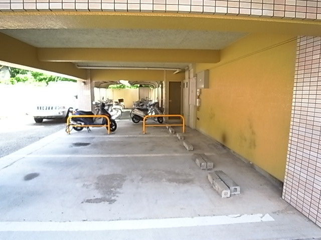 ロイヤル浜芦屋の駐車場