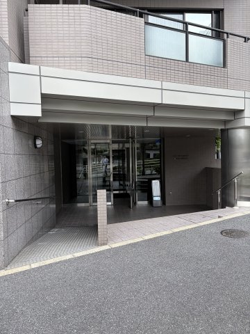 目黒青葉台グランドハイツのエントランス