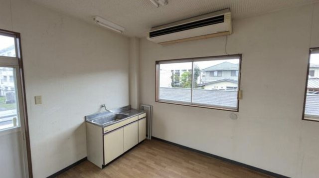 湖南市水戸町の店舗事務所の内装