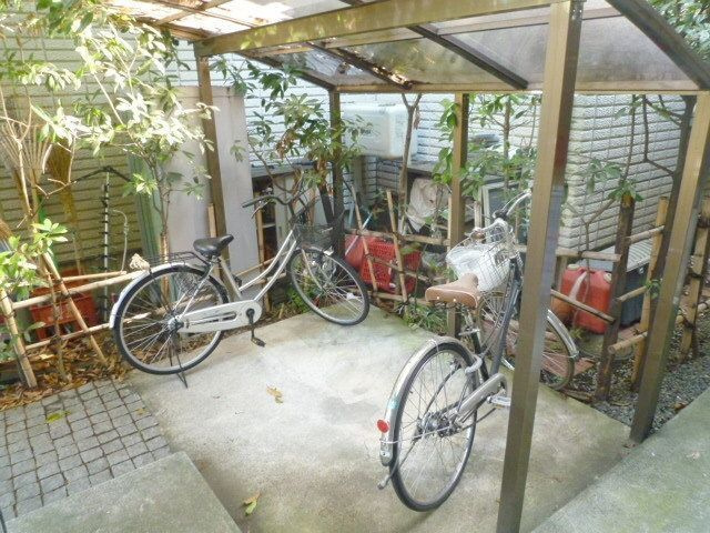 ヴェルドミール明大前の駐車場