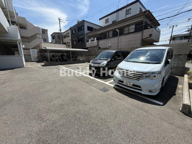 アドニス・アビコの駐車場