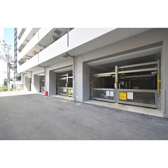 アドバンス江坂ラシュレの駐車場