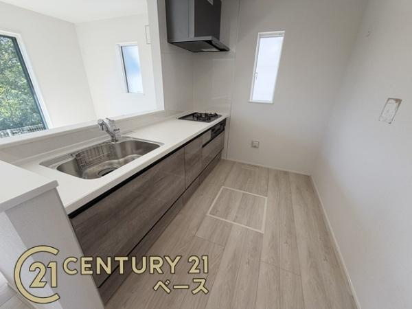 リナージュ小泉町 ／新築一戸建の内観：施工例|■キッチンパネルは油などの汚れが付着しにくく、毎日のお手入れが簡単なので清潔なキッチンが保てます！■