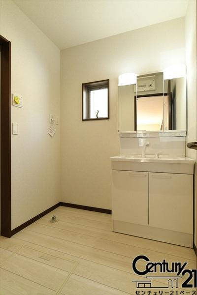 リナージュ小泉町 ／新築一戸建の内観：施工例|■三面鏡タイプのミラーキャビネット！収納スペースも豊富です！■