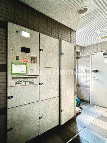 ダイアパレス北綾瀬3の設備|【宅配ボックス】在宅時・不在時に関わらず、居住者の代わりに非対面で宅配物を受け取ってくれる便利な設備です。わかりやすくご説明致しますので見学時にはお部屋だけではなく共用部分もぜひチェックしてください。