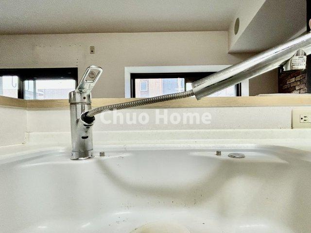 ダイアパレス北綾瀬3のキッチン|【キッチン水栓】キッチン水栓はシャワーヘッドが伸びますのでシンクの隅々まで届きます。