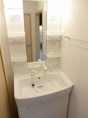 ソレイユ　レヴァーＢの洗面所