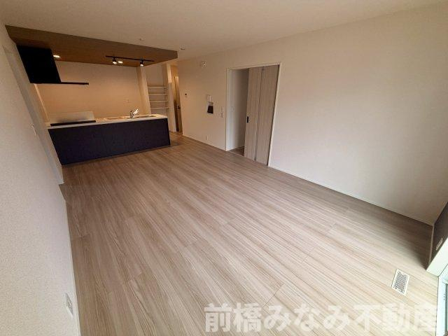【新築平屋】前橋市下石倉町　限定１棟　リナージュ　新築建売の居間・リビング|こちらのリビングで趣味の時間をお楽しみください