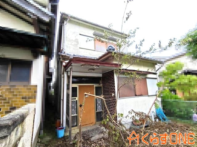 【玄関】 | 小道の先にある物入豊富な中古戸建／姫路市網干区興浜