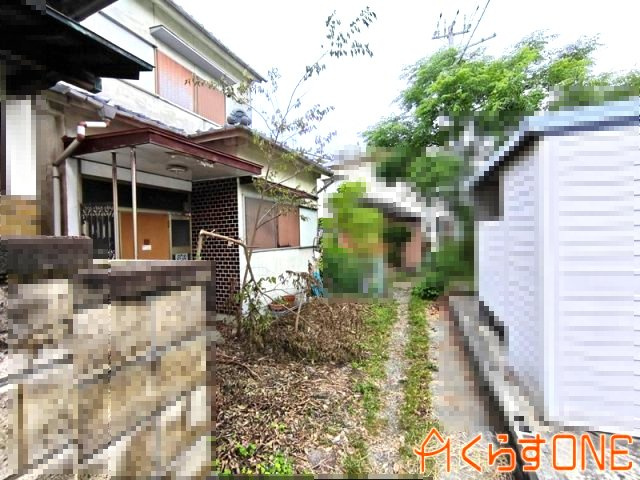 【外観】 | 小道の先にある物入豊富な中古戸建／姫路市網干区興浜