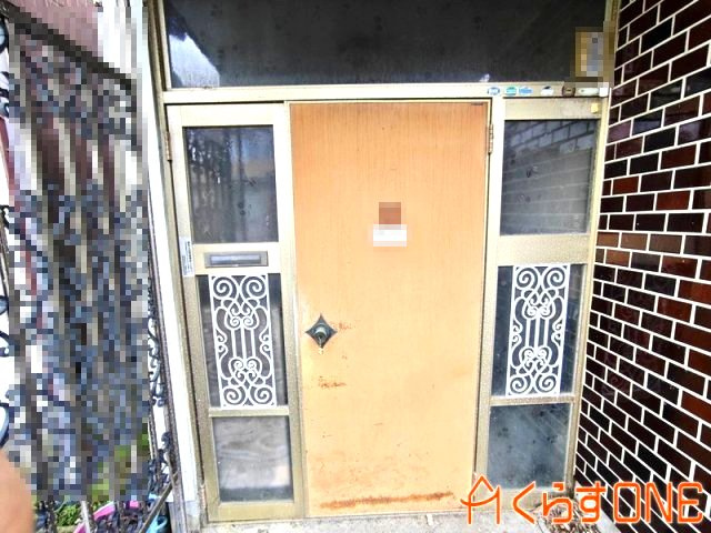 【玄関】 | 小道の先にある物入豊富な中古戸建／姫路市網干区興浜