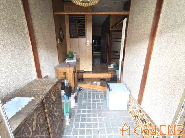 【玄関】 | 小道の先にある物入豊富な中古戸建／姫路市網干区興浜