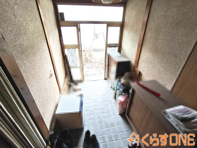 【玄関】 | 小道の先にある物入豊富な中古戸建／姫路市網干区興浜