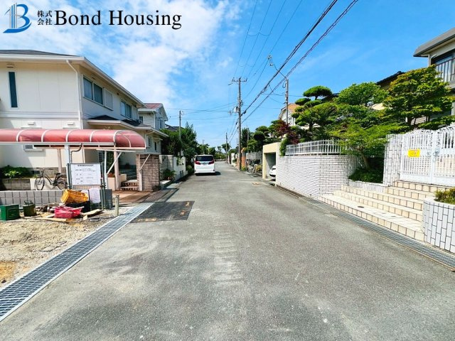 収納豊富　WIC２か所　西区狩場台２丁目　1号棟　新築戸建の前面道路含む現地写真
