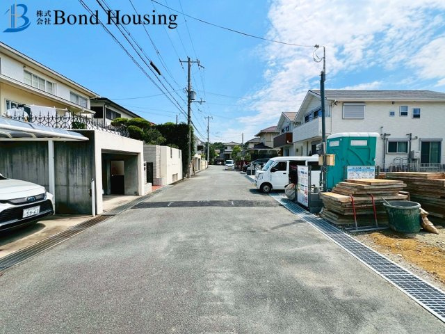 収納豊富　WIC２か所　西区狩場台２丁目　1号棟　新築戸建の前面道路含む現地写真