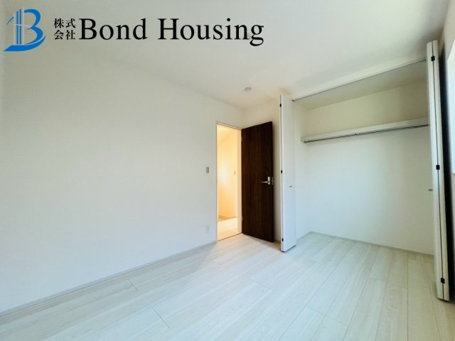 収納豊富　LDK17帖　西区狩場台２丁目　2号棟　新築戸建の洋室