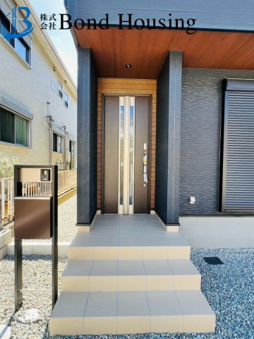 収納豊富　LDK17帖　西区狩場台２丁目　2号棟　新築戸建の玄関
