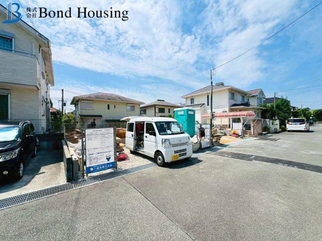 収納豊富　LDK17帖　西区狩場台２丁目　2号棟　新築戸建の前面道路含む現地写真