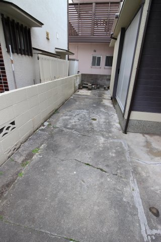 塩屋台2丁目貸家の駐車場
