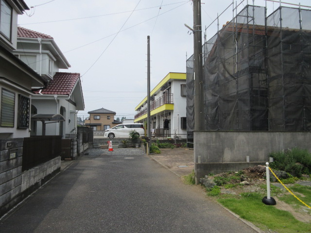中古戸建　熊谷市拾六間782-12（リフォーム住宅）の前面道路含む現地写真