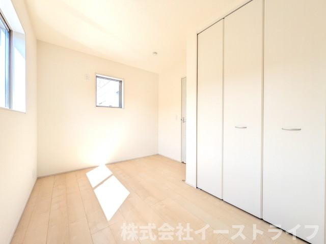 【新築戸建】　いわき市自由ヶ丘3期　長期優良住宅　全1棟の子供部屋|家具などのインテリアともマッチしておしゃれ感が出しやすく、身の回りの整理がしやすいのも魅力な洋室です。