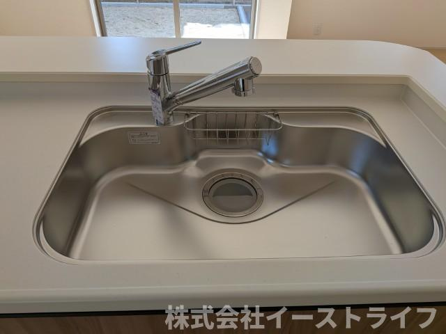 【新築戸建】　いわき市自由ヶ丘3期　長期優良住宅　全1棟のキッチン|浄水器一体型水栓です。蛇口をひねればいつでもおいしい水が飲めるのが嬉しいです(^^)/水はねの音や食器が当たる音を大幅に軽減する静音仕様のジャンボシンクです。