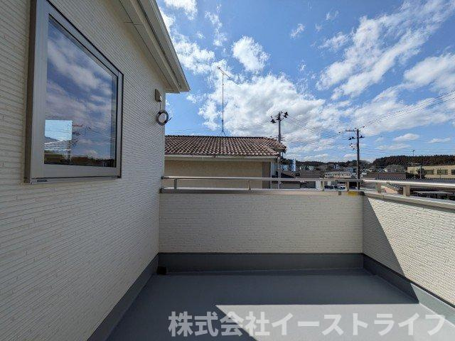 【新築戸建】　いわき市自由ヶ丘3期　長期優良住宅　全1棟のバルコニー|バルコニーは広々としていてお洗濯が楽ちんです。また日当たりを好む植物を育てるにはぴったりの空間なので、ガーデニングの場としても楽しむことができます