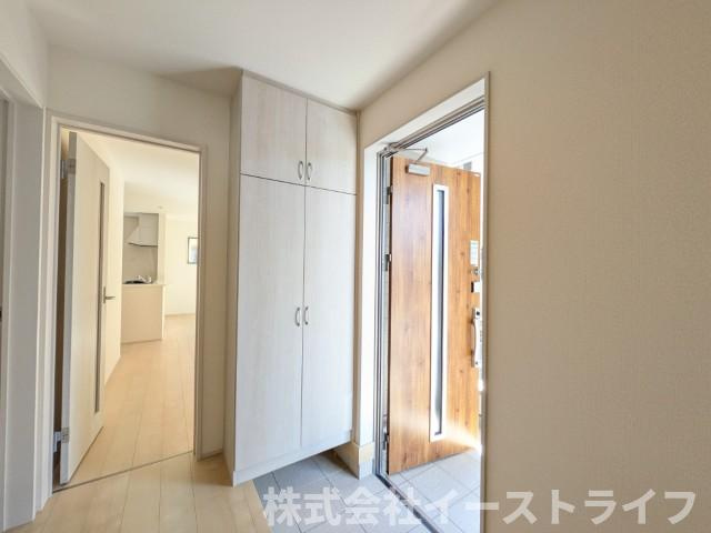 【新築戸建】　いわき市自由ヶ丘3期　長期優良住宅　全1棟の玄関|シューズクローゼットが設置されています。背面には可動棚タイプの収納が備え付けてあるので大変便利です。