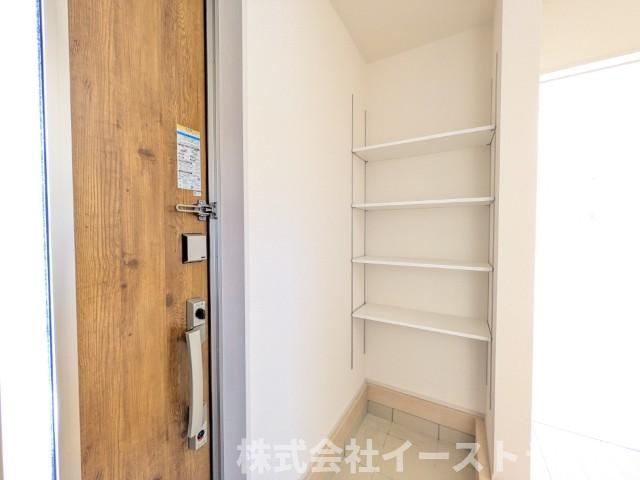 【新築戸建】　いわき市自由ヶ丘3期　長期優良住宅　全1棟の収納|シューズクローゼットの背面にある可動棚式の収納が設置されています