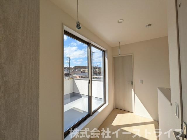 【新築戸建】　いわき市自由ヶ丘3期　長期優良住宅　全1棟のその他|2階のホールは日当りもよく室内干しバーが設置されているので、雨の日などは洗濯物を干すのに大変重宝します。