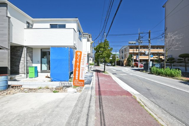 ケイアイ荻野3丁目新築一戸建て│4LDK+駐車1台可の前面道路含む現地写真|前面道路は東側に約12.0ｍ幅です。