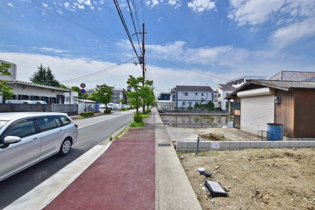 ケイアイ荻野3丁目新築一戸建て│4LDK+駐車1台可の前面道路含む現地写真|前面道路は東側に約12.0ｍ幅です。