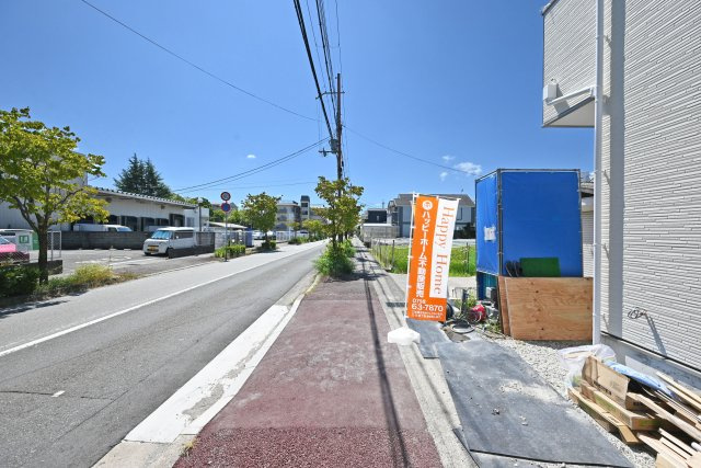 ケイアイ荻野3丁目新築一戸建て│4LDK+駐車1台可の前面道路含む現地写真|前面道路は東側に約12.0ｍ幅です。