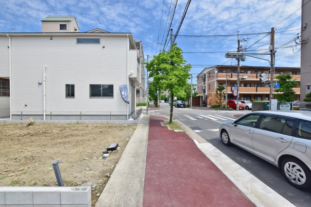 ケイアイ荻野3丁目新築一戸建て│4LDK+駐車1台可の前面道路含む現地写真|前面道路は東側に約12.0ｍ幅です。