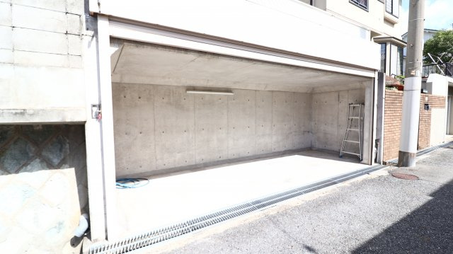 塩屋台２丁目戸建の駐車場