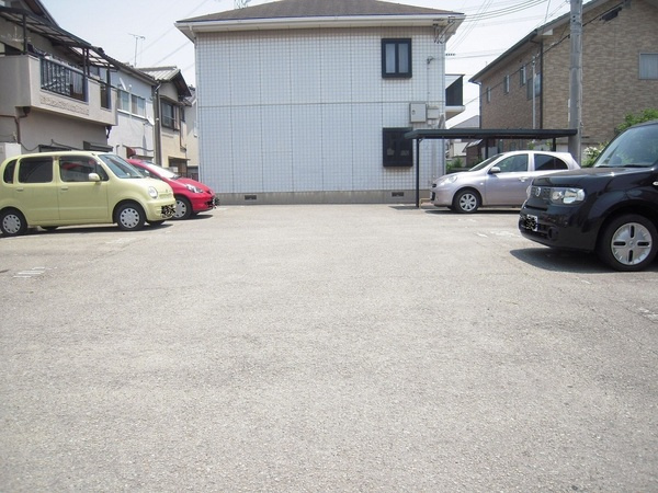 高砂市曽根町のアパートの駐車場